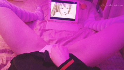 Юная крошка ласкает свою киску во время просмотра аниме порно